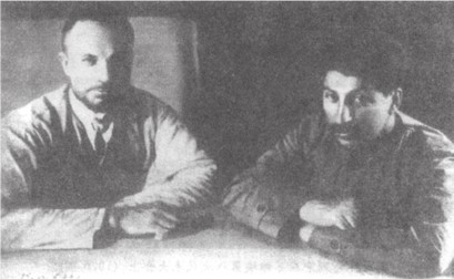 남서부 전선에서 스탈린(오른쪽)과 혁명군사평의회 의원 예고로프(1920).jpg