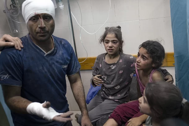 가자지구 칸 유니스의 한 병원에서 이스라엘 공습으로 부상당한 팔레스타인 주민들이 치료를 기다리고 있다.png