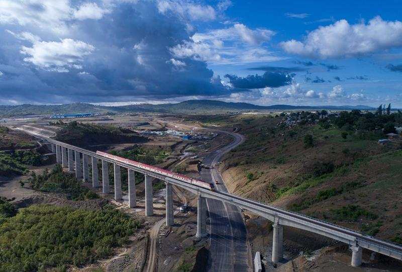 몬네 철도, 케냐의 몸바사 항구와 수도 나이로비를 연결하는 이 철도는 약 480km 길이다.png