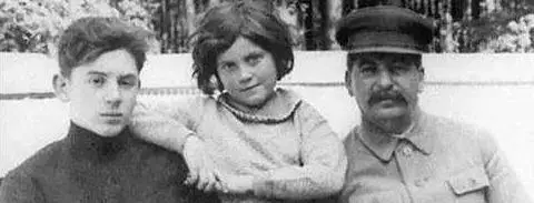 스탈린의 외동 딸 스베틀라나(가운데).png