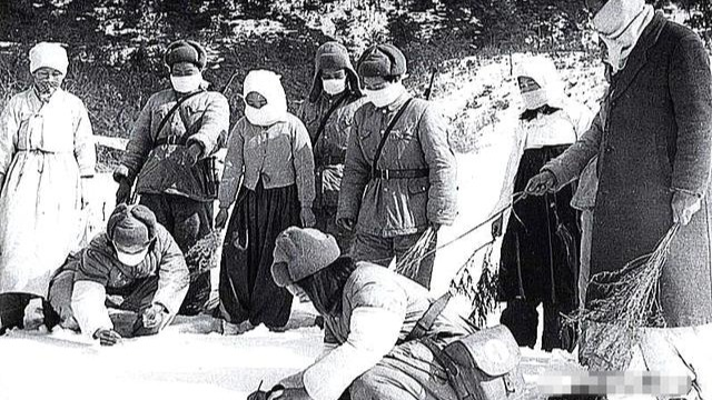 살포된 세균을 소독하고 있는 중국군과 주민들.png