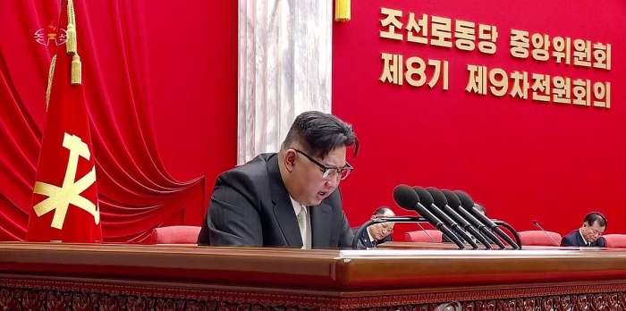 북한 김정은 국무위원장이 노동당 제8기 제9차 전원회의 2일차인 27일 회의.jpg