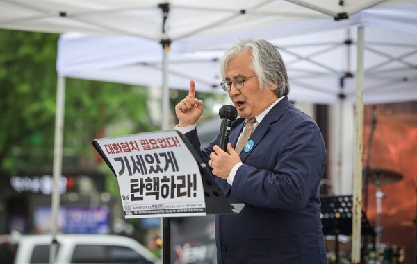 촛불행동 김민웅 상임대표가 20일 오후 3시 서울 시청역과 숭례문 사이 대로에서 ',윤석열 퇴진! 김건희 특검! 86차 촛불대행진(4월 전국집중촛불)',에서 발언을 하고 있다. 2024.4.20. 이호 작가.jpg