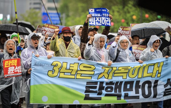 20일 오후 3시 서울 시청역과 숭례문 사이 대로에서 ',윤석열 퇴진! 김건희 특검! 86차 촛불대행진(4월 전국집중촛불)',에 참가한 시민들이 행진을 하고 있다. 2024.4.20.jpg