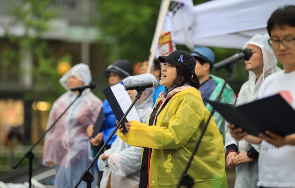 55개 시군구에서 온 촛불행동 대표단이 20일 오후 3시 서울 시청역과 숭례문 사이 대로에서 ',윤석열 퇴진! 김건희 특검! 86차 촛불대행진(4월 전국집중촛불)',에서 결의문을 낭독하고 있다. 2024.4.jpg
