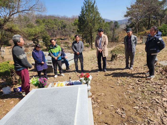 방영환 열사 묘지 앞에서 공공택시실천단.jpg