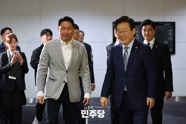 이재명 더불어민주당 대표와 SK그룹 최태원 회장이 4일 코엑스에서 열린 SK AI서밋 2024에 참석해 전시장으로 이동하고 있다.jpg