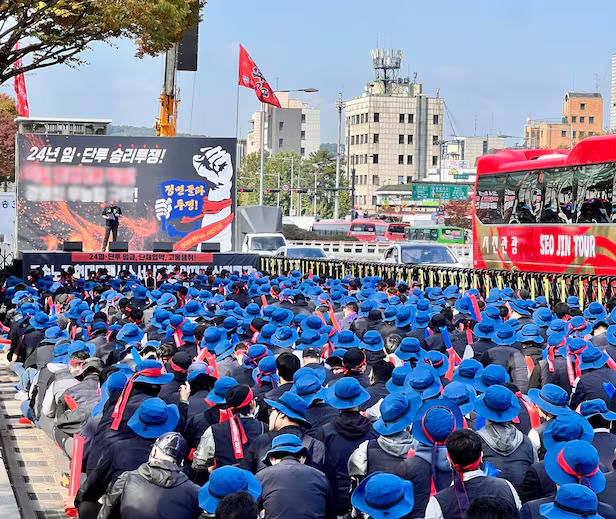 10월 28일 현대트랜시스 노조원 1000여 명이 서울 서초구 현대차∙기아 본사 앞 도로에서 시위하는 모습.png
