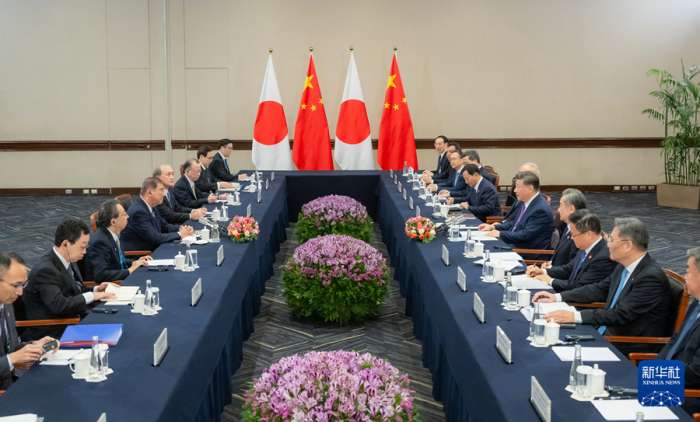 11월15일 APEC 참석차 리마에서 중일 양국 지도자가 회담하고 있다.png.jpg