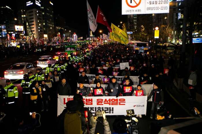 4일 오후 6시 광화문 동화면세점 앞에서 ',내란범 윤석열퇴진 시민대회',를 마친 민주노총 조합원들과 시민들이 용산으로 행진하며 내란범 윤석열에 대한 분노와 규탄의 목소리를 높였다.jpg