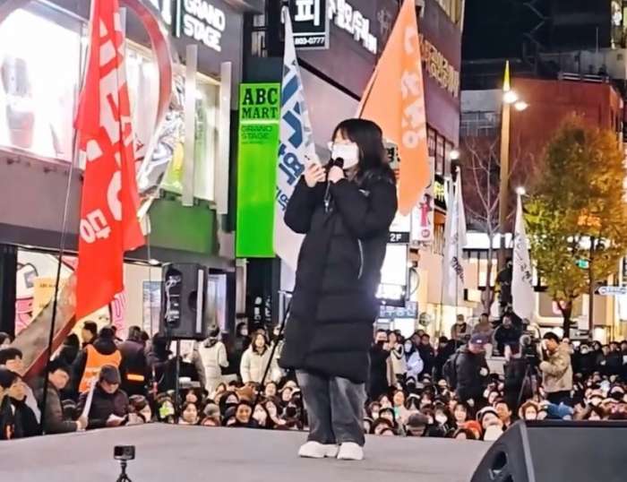 8일 부산광역시 부산진구의 한 번화가에서 열린 ‘군사 반란 계엄 폭거 내란범죄자 윤석열 즉각 퇴진 부산시민대회’에서 발언하고 있는 여고생.png.jpg