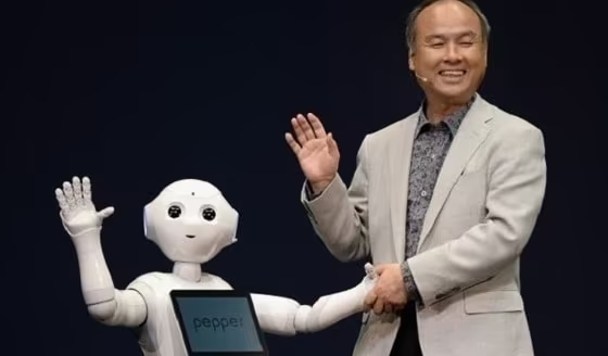 세계 최초의 인간형 로봇 페퍼와 손정의 회장(2015년).png