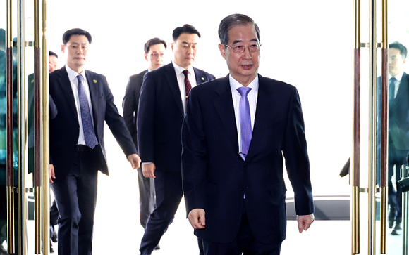 헌재 기각 판정으로 직무 복귀한 한덕수 대통령 권한대행 국무총리가 24일 정부서울청사로 출근하고 있다.png