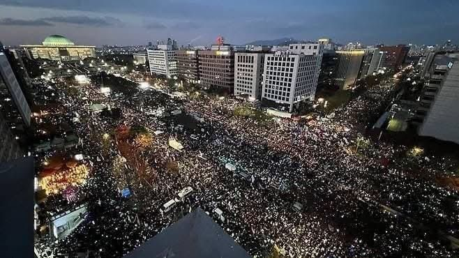 퇴진 집회를 위해 국회 인근에 밀집한 인파(2024.12.7 오후).png