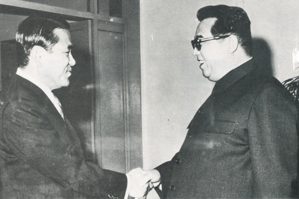 1972년 5월 3일 김일성 수상(당시)과 이후락 중앙정보부장.png
