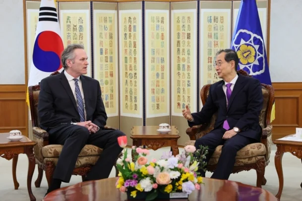 한덕수 대통령 권한대행 국무총리가 지난 3월25일 마이크 던리비 미국 알래스카 주지사를 접견하고 있다.png