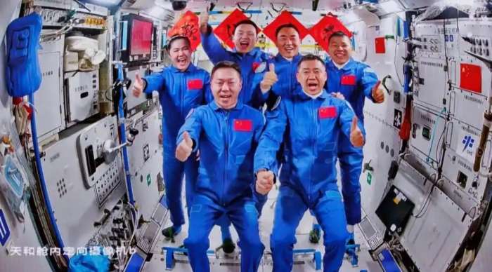 4월 25일 새벽 1시 17분, 3명의 우주비행사가 중국 우주정거장에 순조롭게 진입하여 기존 팀과 합류했다.png.jpg