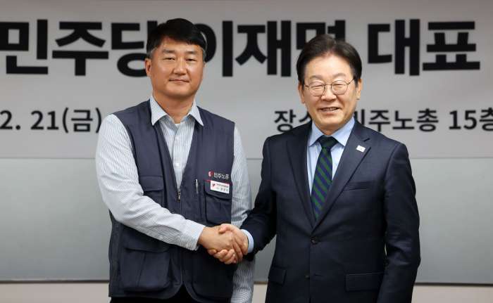 이재명 더불어민주당 대표가 지난 2월 21일 민주노총을 방문하여 양경수 위원장과 기념사진을 찍었다.png.jpg