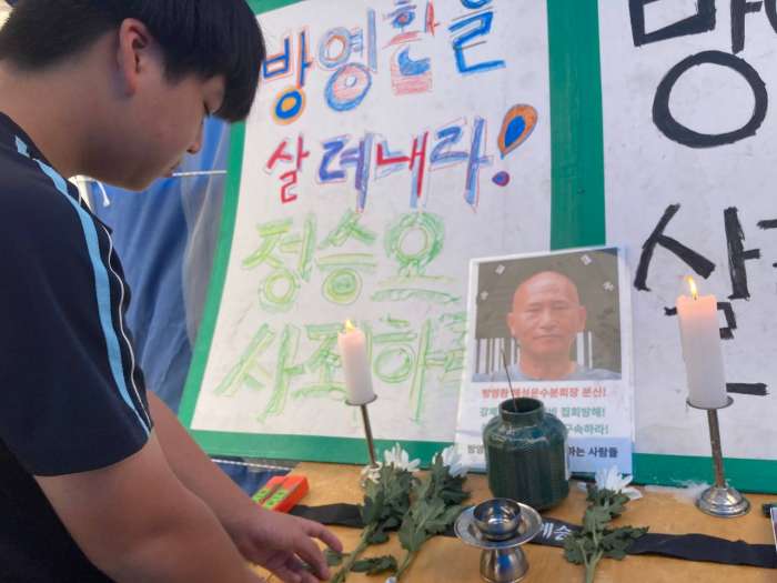 방영환 열사 영정 앞에 헌화하는 꼬뮌이.jpg