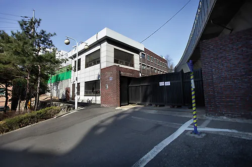 서울 홍제동 대공분실. 민가로 위장하고 있다.png