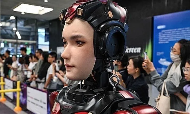 중국 상하이에서 열린 세계인공지능컨퍼런스에 전시된 휴머노이드 로봇(2025년7월29일).png
