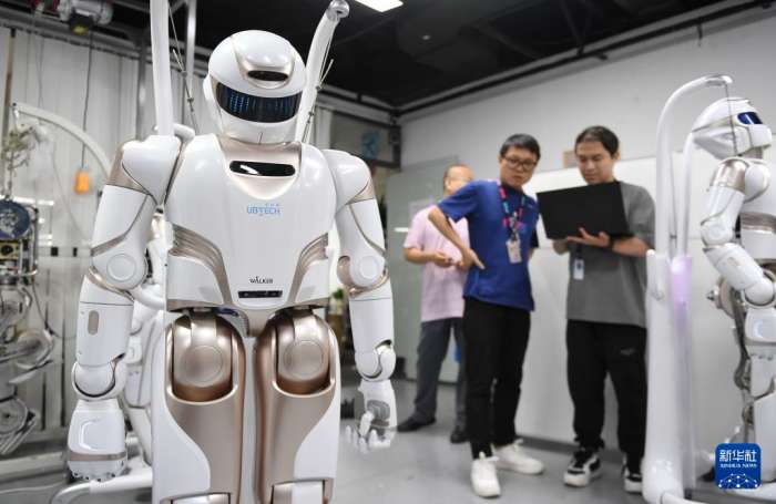 2024년 6월 26일, 선전시 난산즈위안(Nanshan iPark)에 위치한 유비텩(UBTECH) 본사에서 직원들이 휴머노이드 로봇을 테스트하고 있다. 신화사.png.jpg