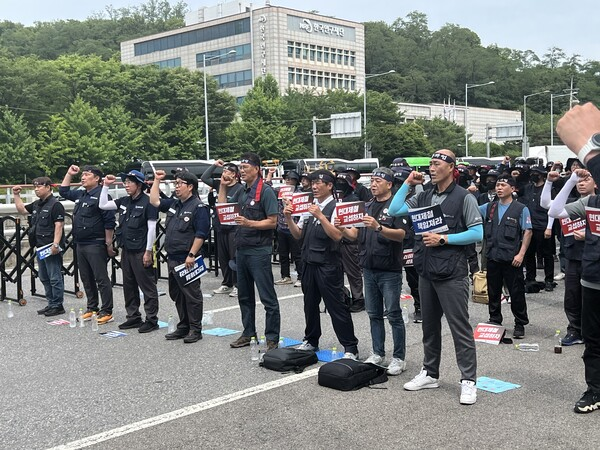 6월 24일 현대제철 하청노조가 서울 양재동 현대차그룹 본사 앞에서 ‘현대제철 원청교섭 쟁취 금속노조 결의대회’를 열고 있다.png