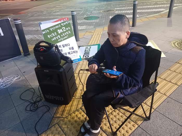 함계남 동지가 저녁집회 때 옆 건물에서 밧줄 고공농성 중인 남편 양규서 국장의 목소리를 들려주고 있다(260910).jpg