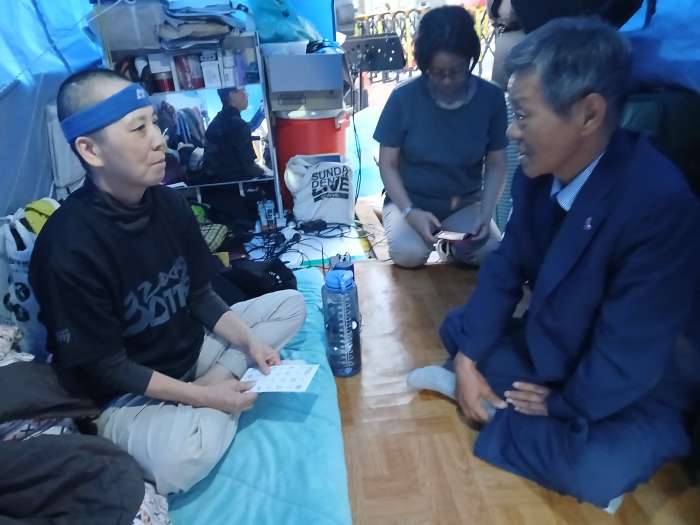 사회 각계의 지지와 격려가 이어지고 있는 가운데, 전태일 열사의 동생 전태삼 씨가 농성장을 방문해 단식중인 함계남 씨를 위로하고 격려금을 전달하고 있다. (2026.09.16).jpg