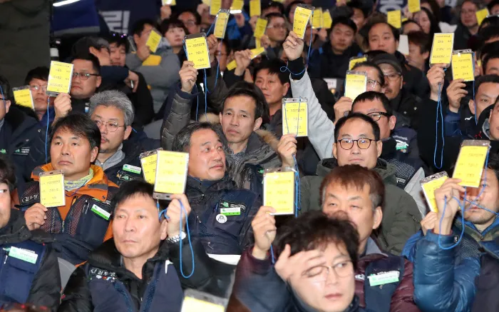 지난 2019년 1월 28일 서울 강서구 KBS 아레나홀에서 열린 민주노총 정기 대의원대회에서 대의원들이 사회적 대화 기구인 경제사회노동위원회 참여 수정안에 대해 표결하고 있다.png